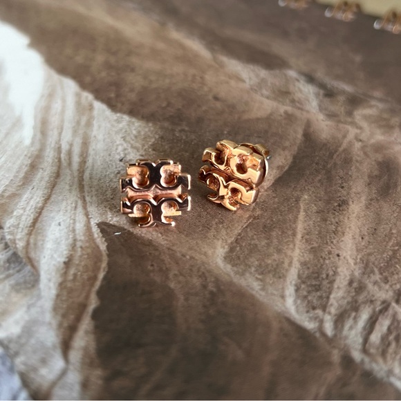 Tory Burch Logo Earrings Rose Gold - Picture 6 of 7